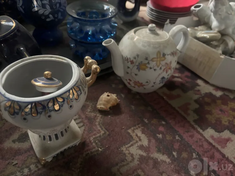 Фарфоровая самовар и чайник Фарфоровая самовар и чайник