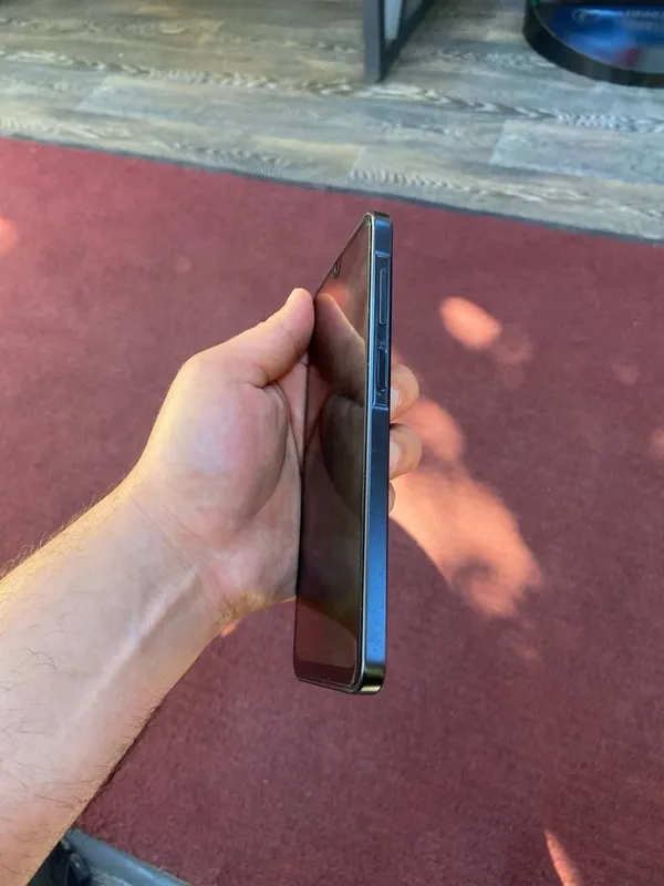 Galaxy A17 yengide ayol kishi cheholda tutgan, — фото 2