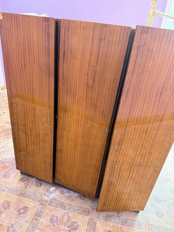 Shkaflar sotiladi hammasi 500.000 1