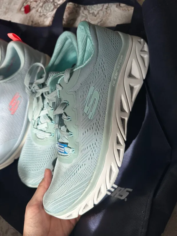 Продаю новые кроссовки Skechers ( оригинал )