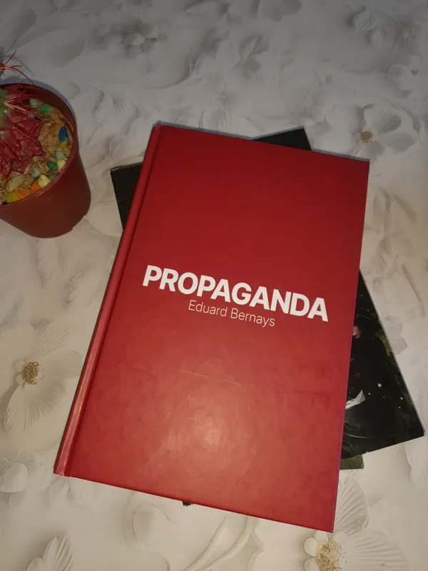 Книга «Propaganda»