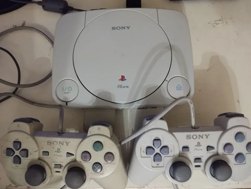 Игровая приставка Playstation one.