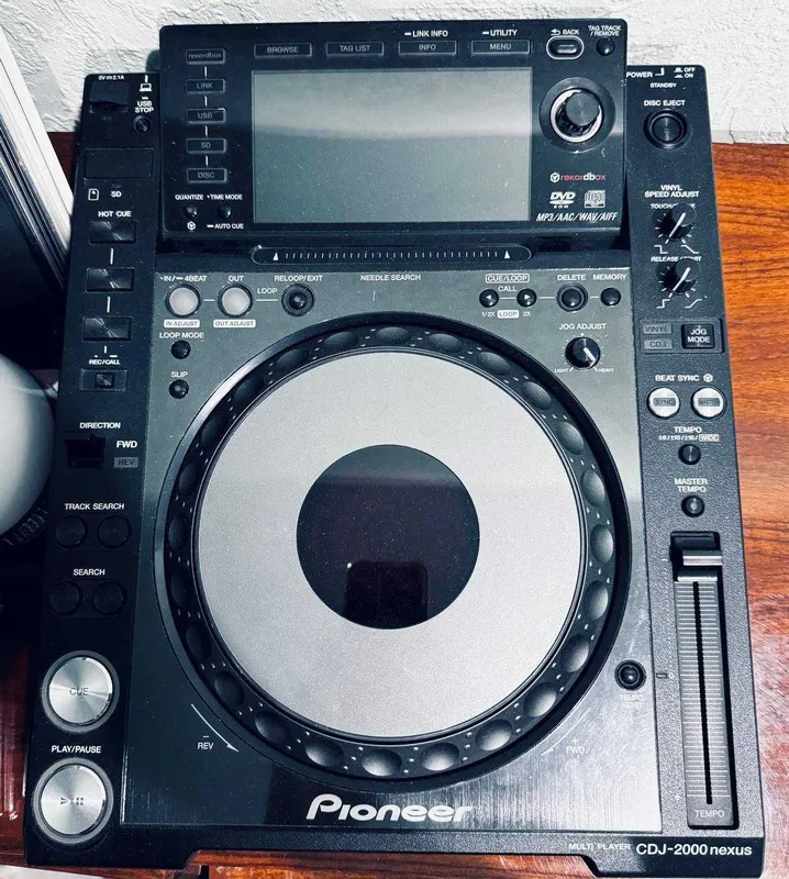 Pioneer CDJ 2000 Nexus Pioneer CDJ 2000 Nexus