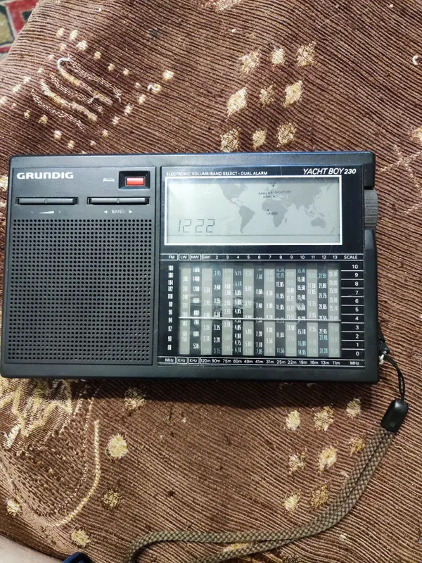 Радиоприемник фирмы Grundig YACHT BOY 230)