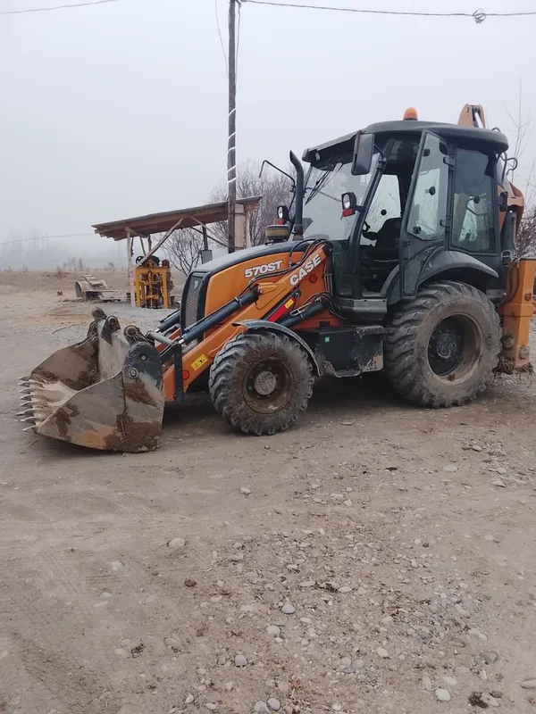 CASE 570ST ekskavator poguruzchik sotiladi. Holati yangi.