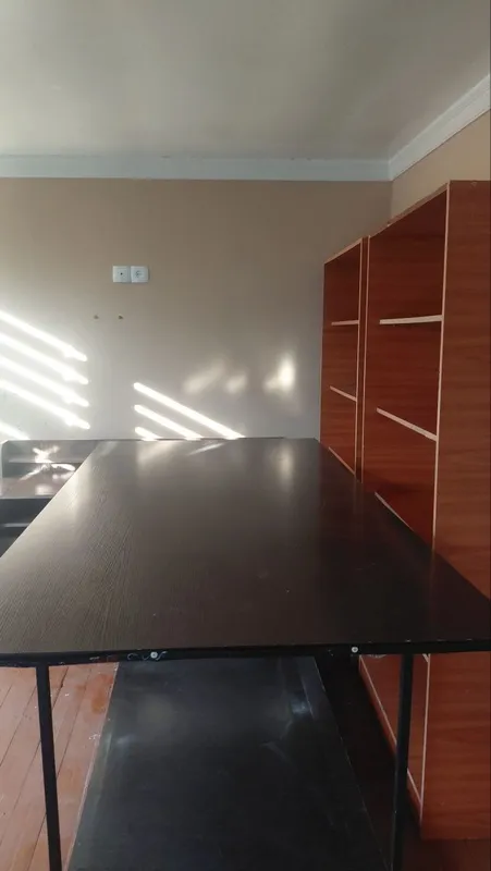 Tikuv mashinasi va stol holati alo Tikuv mashinasi va stol holati alo
