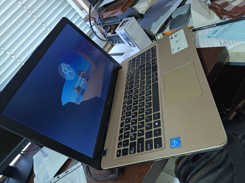 Noutbuk Asus 1