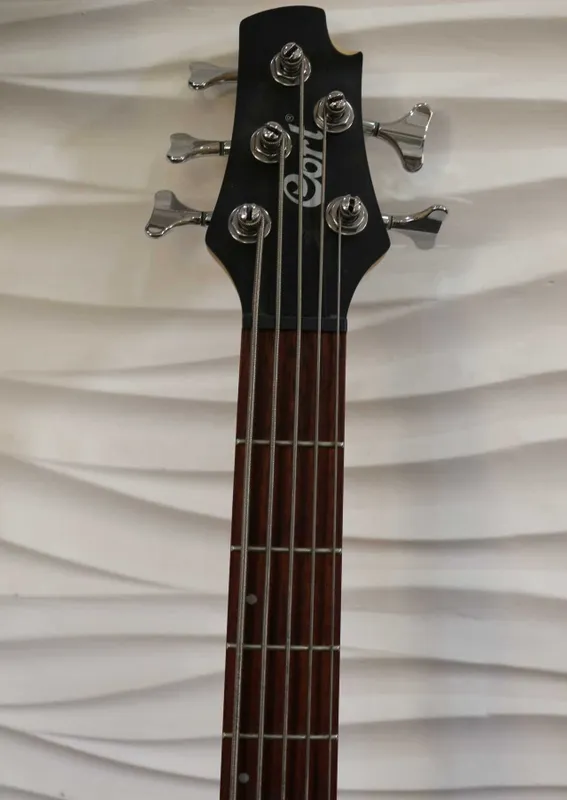 Cort bas-gitarasi, 5 torli + g‘ilof va kabel, deyarli yangi 4 Cort bas-gitarasi, 5 torli + g‘ilof va kabel, deyarli yangi 4