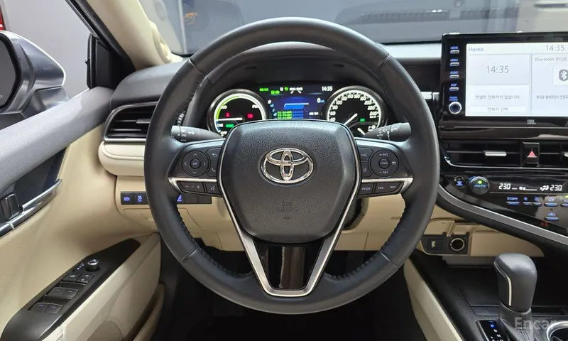 Toyota Camry 2.5 XLE Hybrid 7