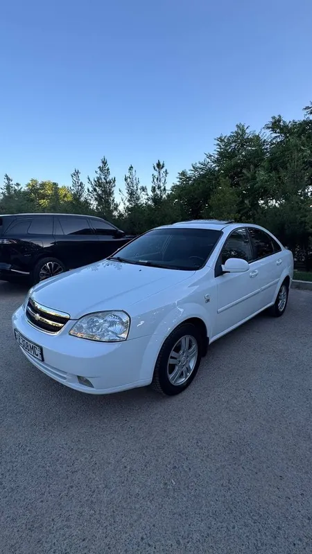 Lacetti - 3 позиция, 2010 год, мотор - 1.8, в хорошем состоянии