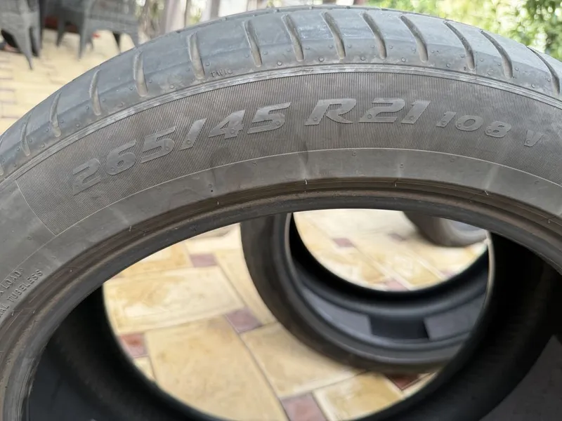 Балон сотилади Pirelli 265/45 R21 биттасида шилинган жойи бор — фото 2