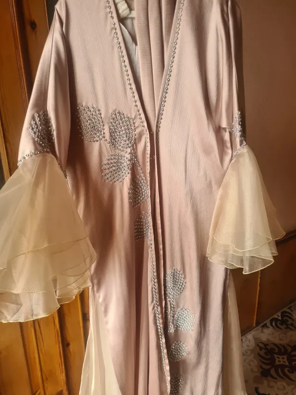 Dubayskiy abaya 1-2marta kiyilgan, yangidek 2 Dubayskiy abaya 1-2marta kiyilgan, yangidek 2