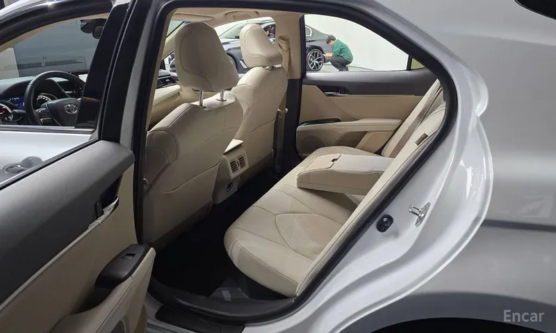 Toyota Camry 2.5 XLE Hybrid 3