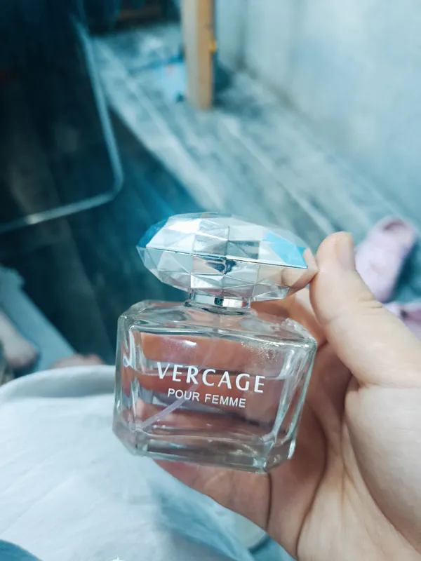 Versace  yengil gul nozik toza qiz vibe beradi — фото 2