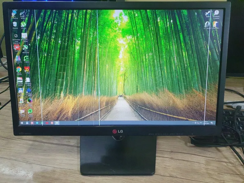 22тали LG монитор,камерага ишлатишга яхши,факат паласаси бор — фото 1