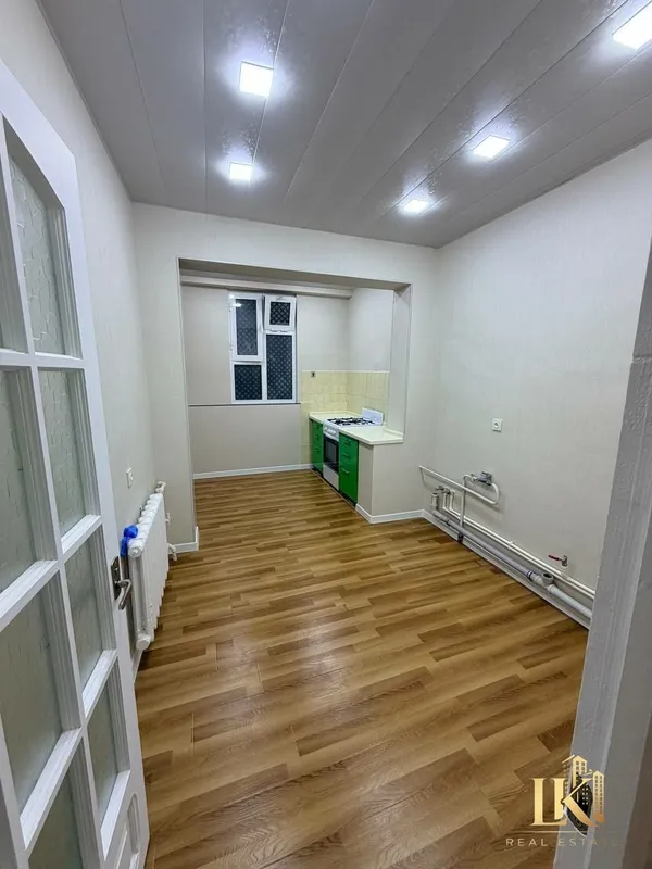 5 xonali, yangi ta’mirli va 2×6 katta balkonga ega, umumiy maydoni 100 m² bo‘lgan keng 4 qavatli uy sotiladi 7