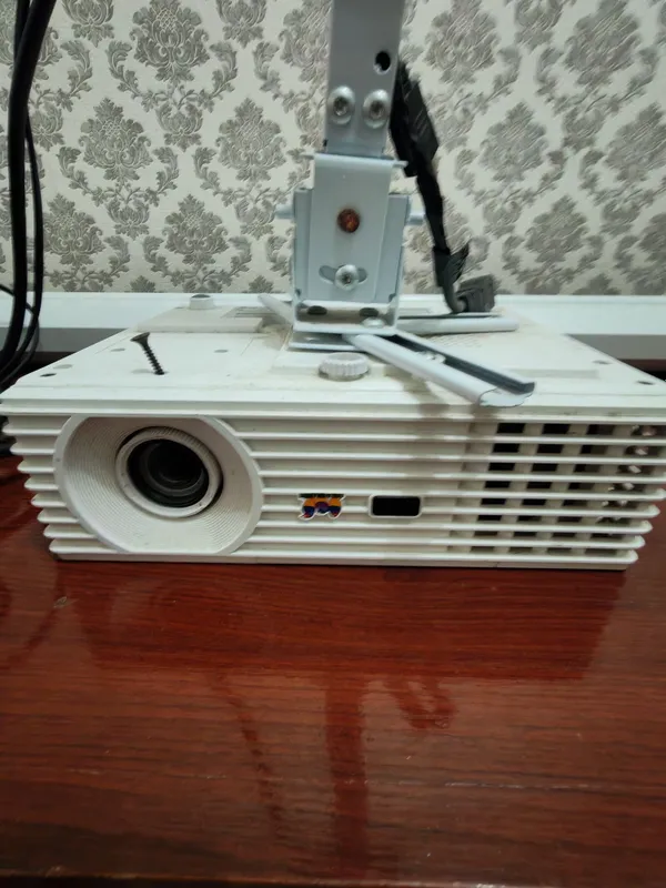 ViewSonic DLP proyektor (3D Ready, HDMI) va proyeksion ekran.