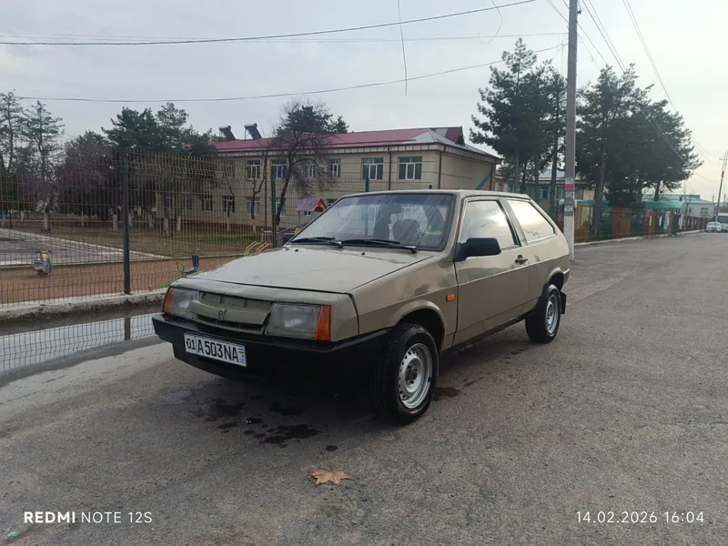 Лада Ваз 2108 Спутник 1987 года.