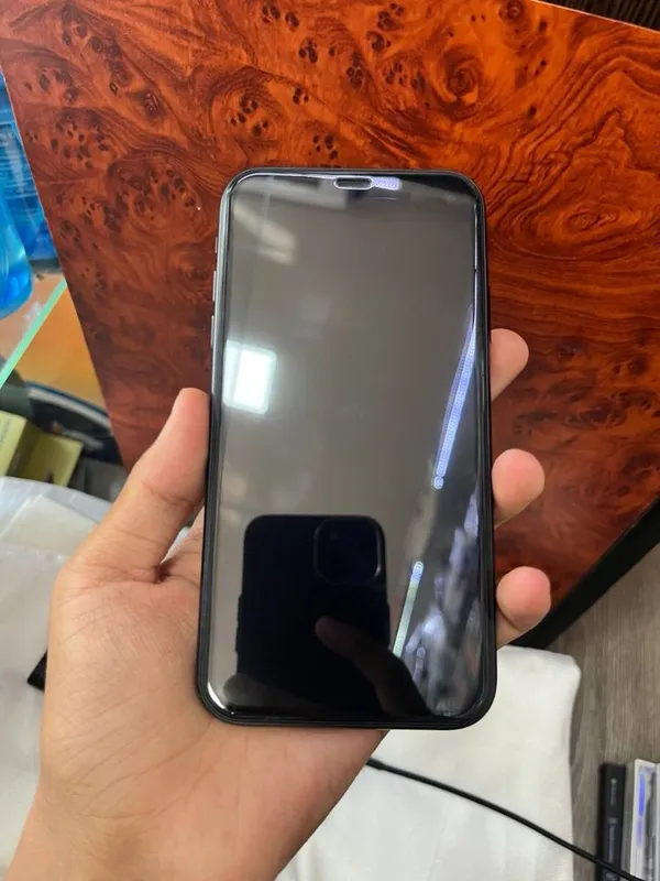 iPhone XR. 2