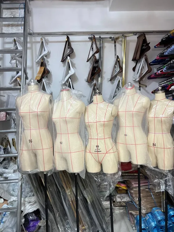 Professional chiziqli manikenlar optom narxda xarid qiling