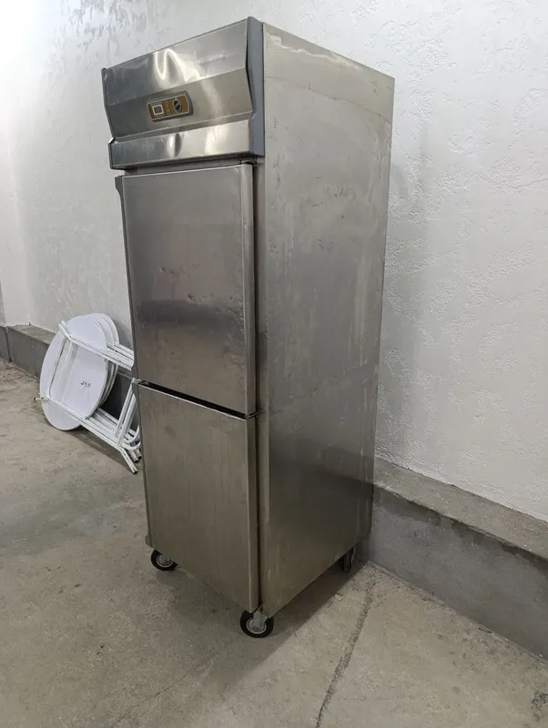 Продам промышленный морозильник.