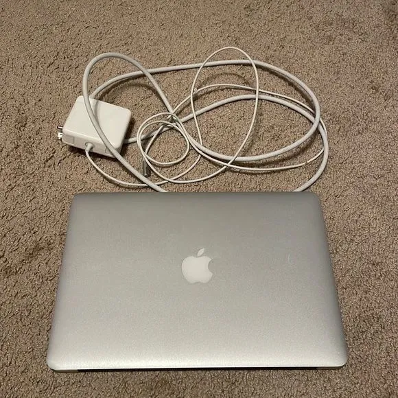 MacBook Air 13” 2017 / Intel Core i5 / 8GB RAM / SSD