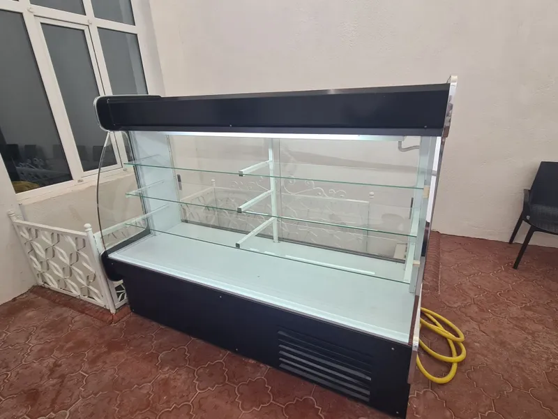 Vitrina xaladrlnik sotiladi Vitrina xaladrlnik sotiladi