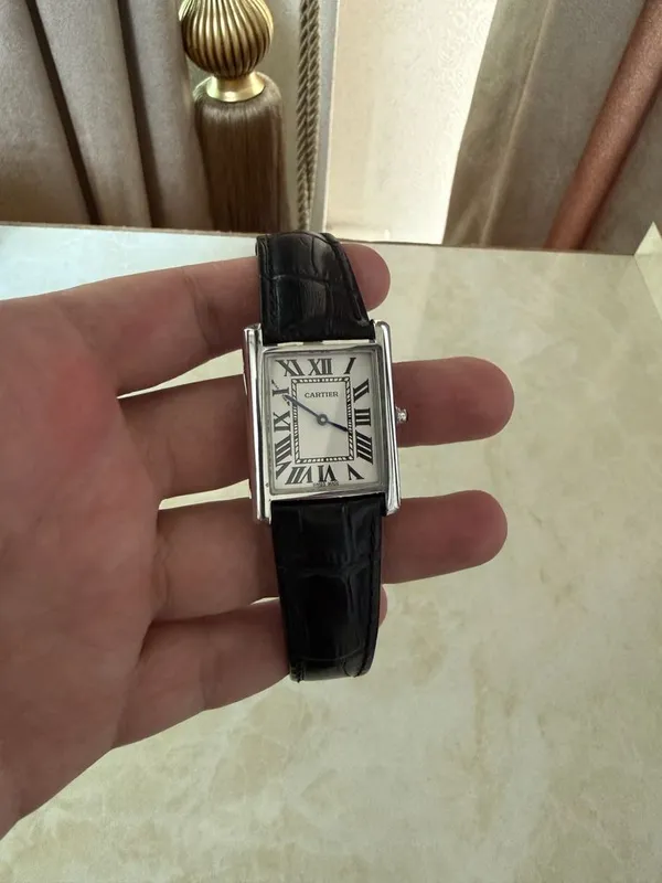 Срочно продается часы Cartier Tank очень хорошего качество