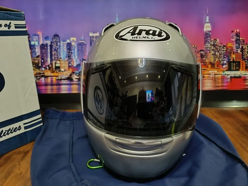 Это высокачественый мото шлем от Японского бренда ARAI QUANTUM 2 3 Это высокачественый мото шлем от Японского бренда ARAI QUANTUM 2 3