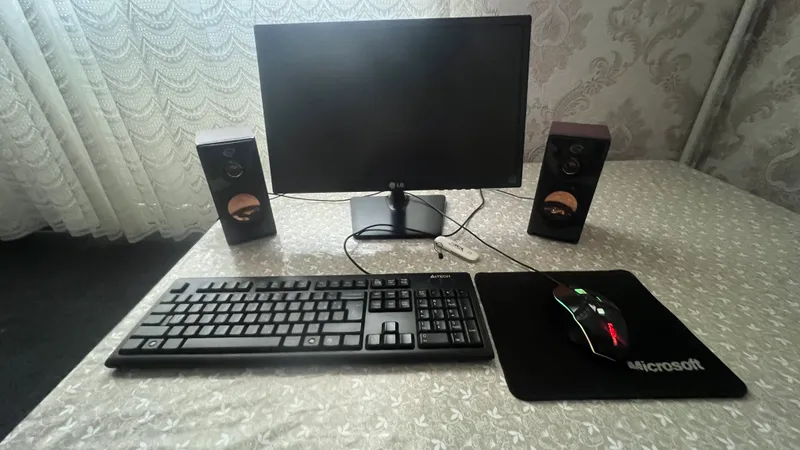 Kompyuter monitori 2