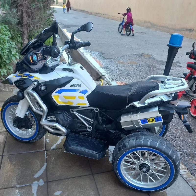 Bolalar mototsikli tokka yuradi