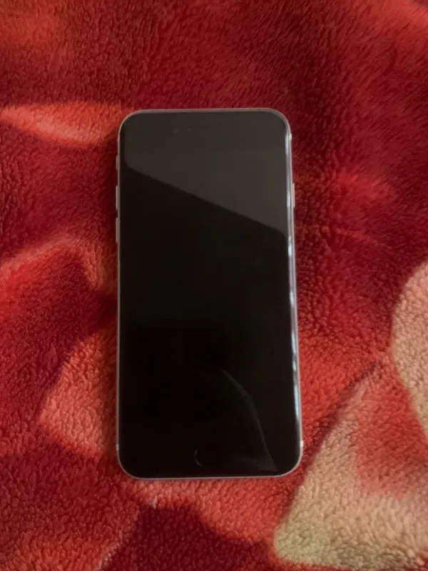Iphone se 2022 emeykasi otmagan 100$