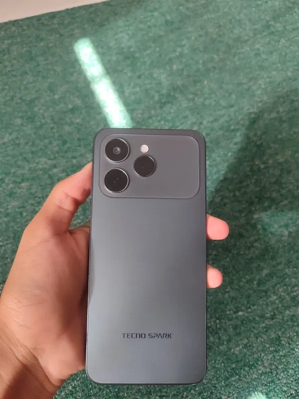 TEXNO SPARK 40 yangi srochna sotiladi 8/128 1