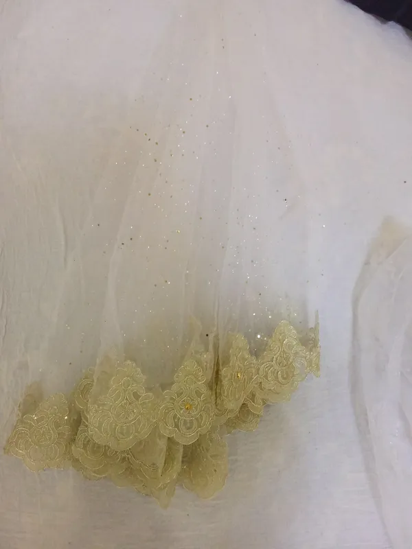 sari kelinchaklar uchun oq va sariq rangda