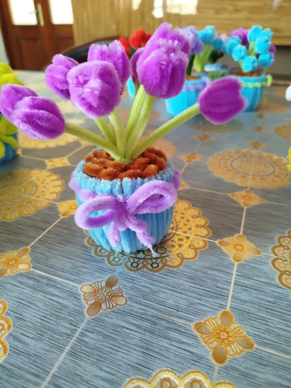 kichkina Lola gullar chiroyli qul mexnati