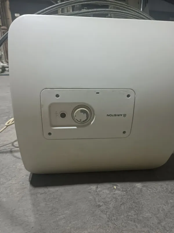 Электрический водонагреватель "Ariston", 30л, б/у