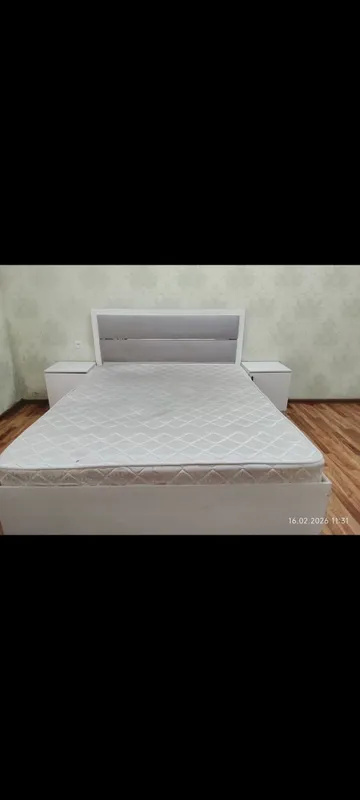 двуспальная кровать с механизмом и шкаф тумбами