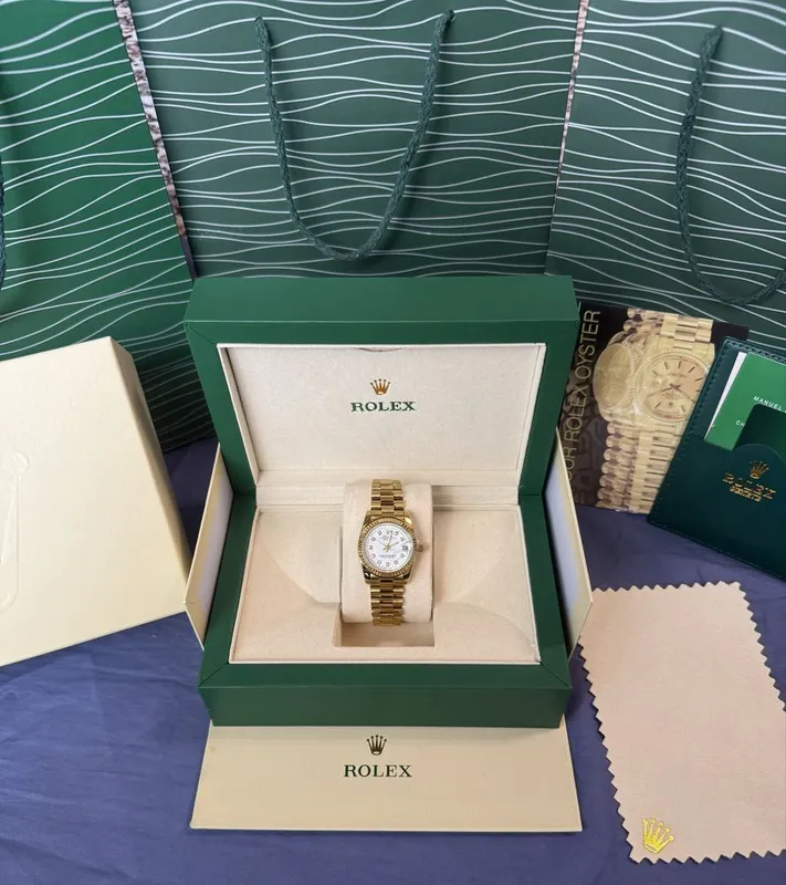 Женские часы Rolex, в подарочном каропке, с нежными элегатными камнями