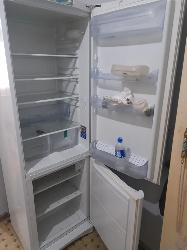 Срочно продаётся двухкамерный холодильник — фото 1