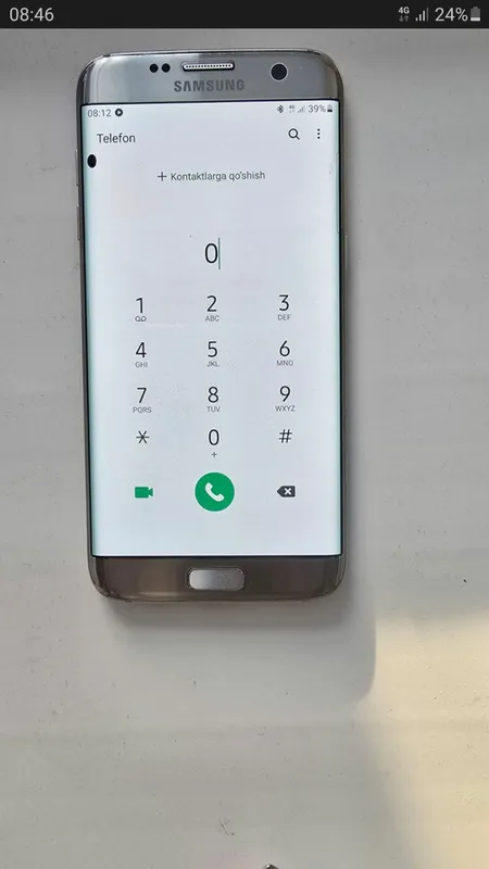 Samsung s7 edge серебристый. Samsung s7 edge серебристый.