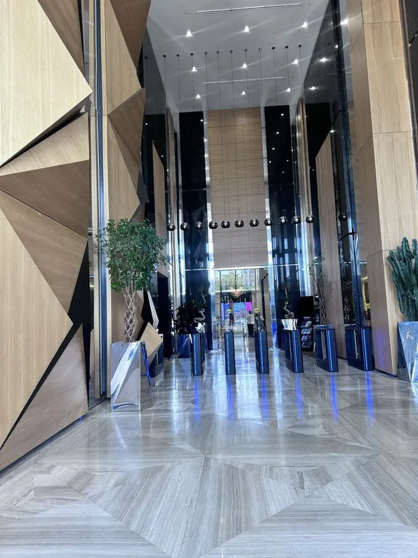 Piramit Tower ЖКda 2 xonali burchak kvartira sotiladi (72 m²), ta’mirsiz, panoramali manzara 5