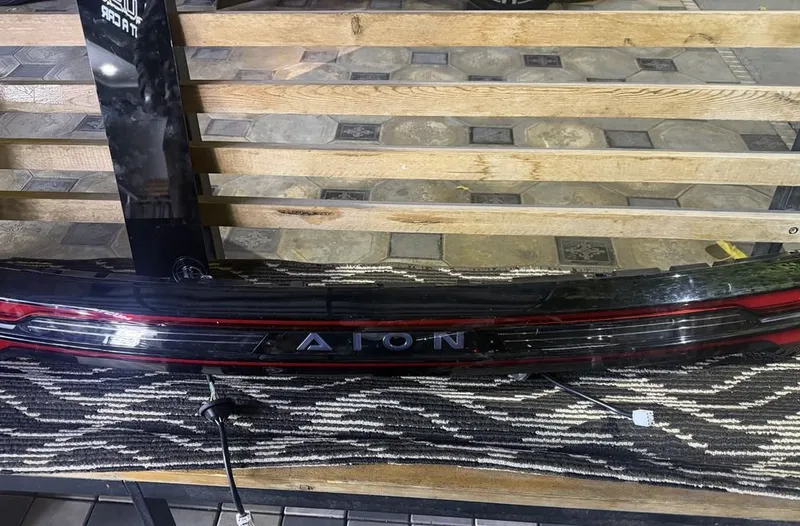 Gac Aion i60 orqa fara ichidan singan suv otmidi Gac Aion i60 orqa fara ichidan singan suv otmidi