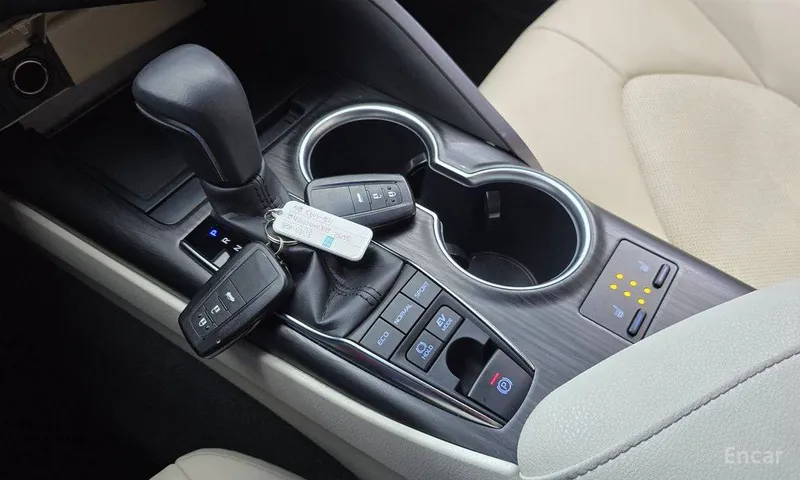 Toyota Camry 2.5 XLE Hybrid 2