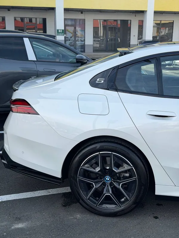 Bmw i5 35L 2024 15min probeg +dop optsiyaligi bazoviymas Body kit full 3 Bmw i5 35L 2024 15min probeg +dop optsiyaligi bazoviymas Body kit full 3