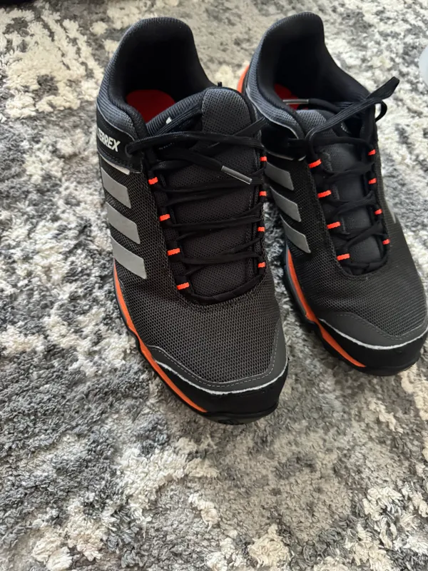 erkaklar poyabzali, 44-o‘lcham, original Adidas, Marvel 3 erkaklar poyabzali, 44-o‘lcham, original Adidas, Marvel 3
