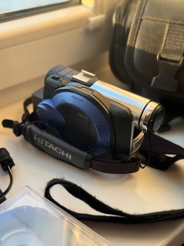 Видеокамера Hitachi DVD Cam в отличном состоянии — фото 1 Видеокамера Hitachi DVD Cam в отличном состоянии — фото 1