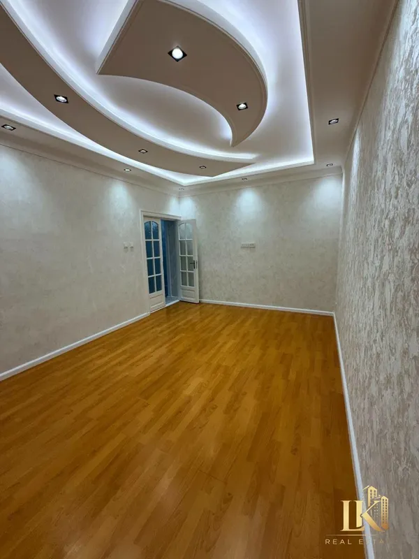 5 xonali, yangi ta’mirli va 2×6 katta balkonga ega, umumiy maydoni 100 m² bo‘lgan keng 4 qavatli uy sotiladi 1