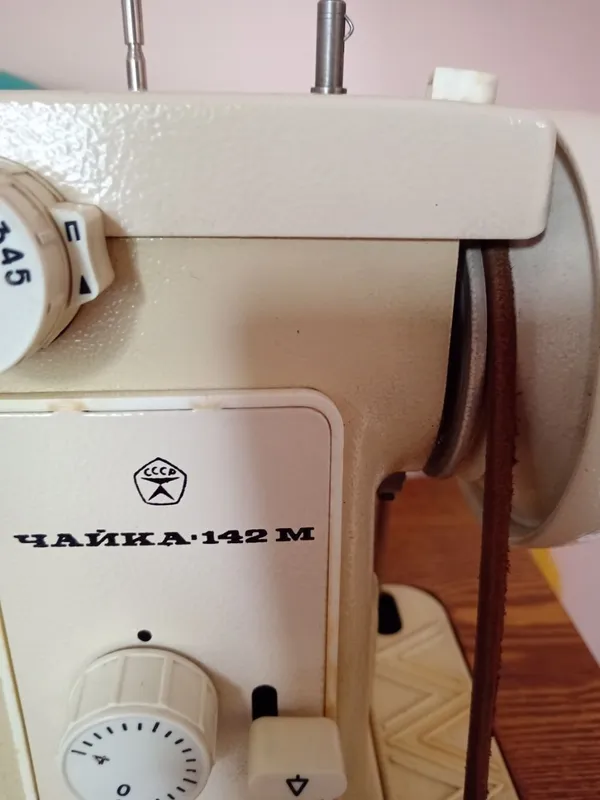Швейная машина «Чайка-142М» с тумбой 1 Швейная машина «Чайка-142М» с тумбой 1
