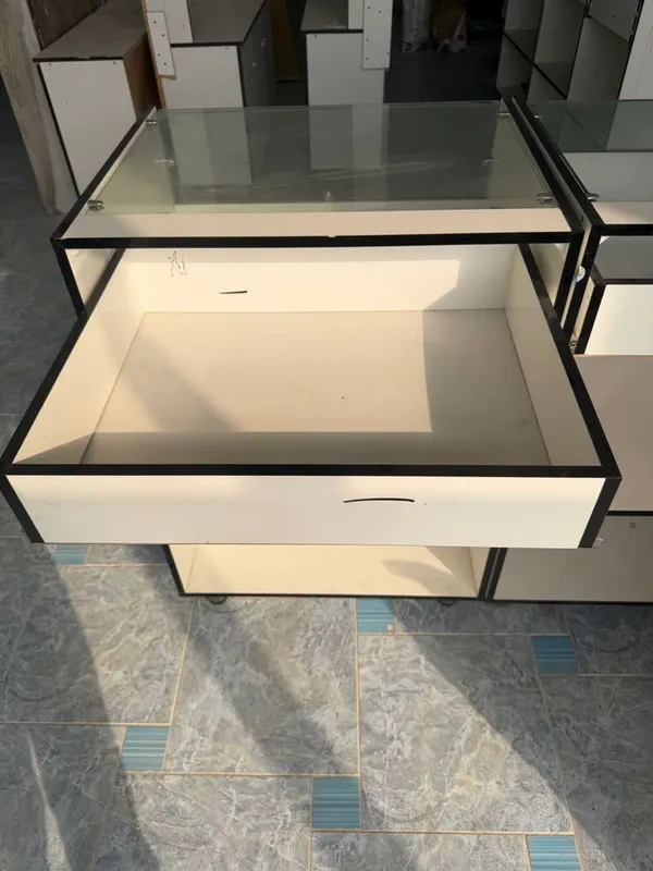 витрины для магазинов с полкамы 3 витрины для магазинов с полкамы 3