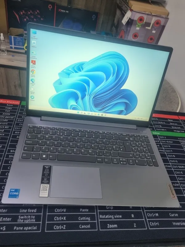 Lenovo noutbuk Core i3 11-avlod 4GB RAM 512GB SSD ideal holat 1 oy kaf